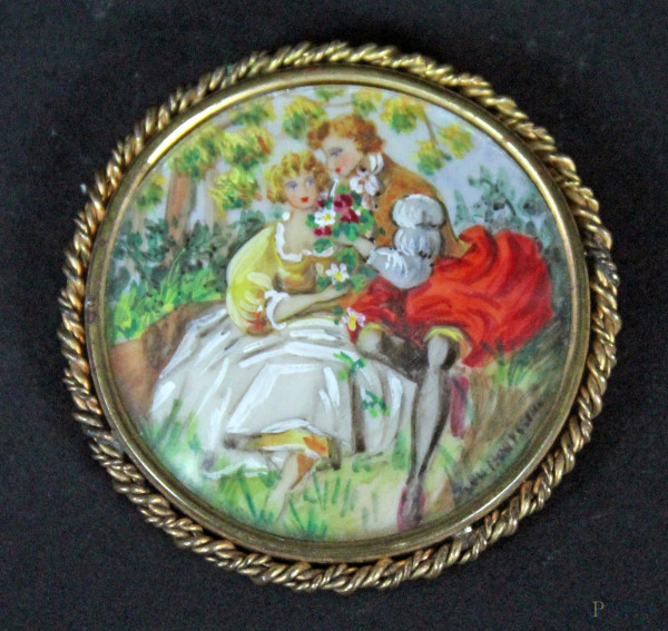 Spilla in metallo con miniatura raffigurante scena romantica, inizi XX secolo, diametro 5,5 cm