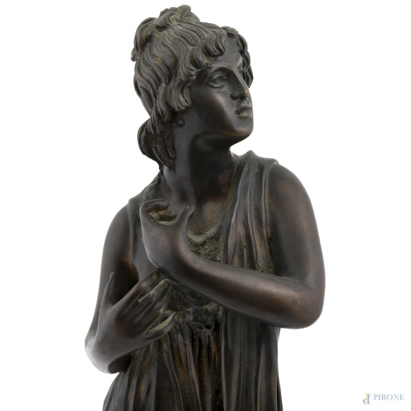 Vestale, XX secolo, scultura in bronzo, altezza cm 43, (segni di usura, mancanze)