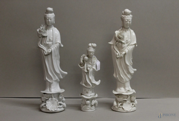 Lotto di tre gheishe in porcellana chiara, fine XIX sec,  h. max. 31 cm.