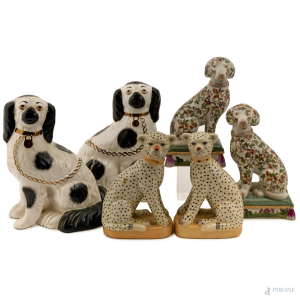 Lotto composto da due coppie di cani e da una di felini in porcellana policroma, altezza massima cm 24, (difetti)