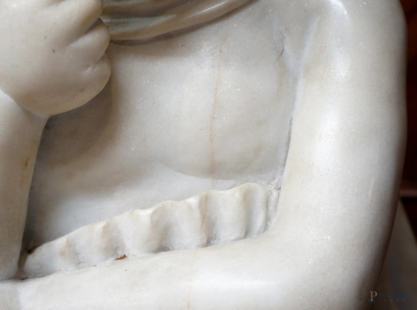 Coppia di sculture in marmo bianco di Carrara raffiguranti putti, XX secolo, altezza max cm 104