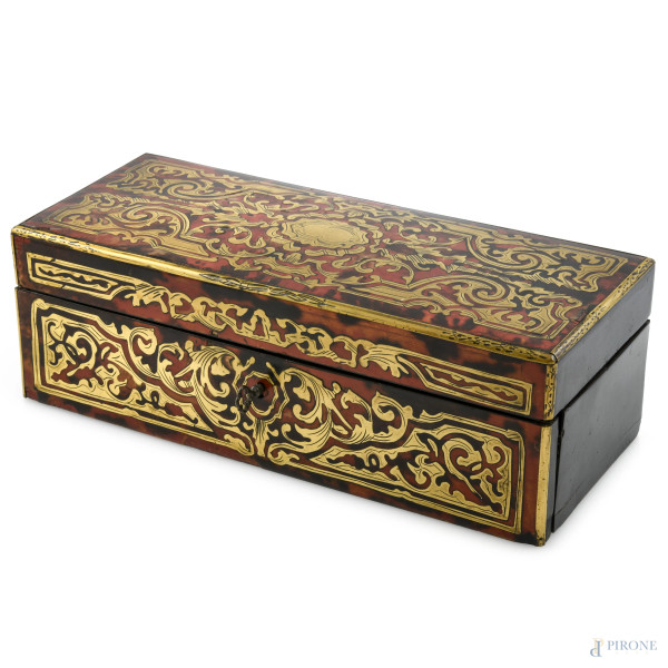 Scatola in legno rivestito in stile boulle, XX secolo, cm 9x27x11, (segni di usura, graffi, abrasioni, chiavetta non pertinente)