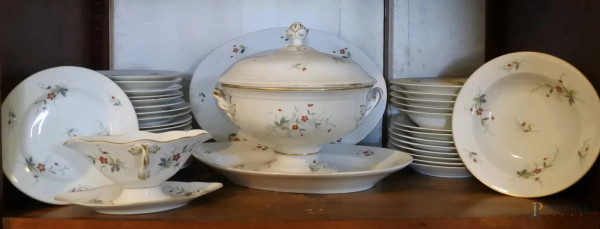 Servizio di piatti in porcellana a decoro policromo floreale con particolari dorati, (incompleto).