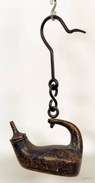 Antica lucerna in bronzo, cm 11 x 14.