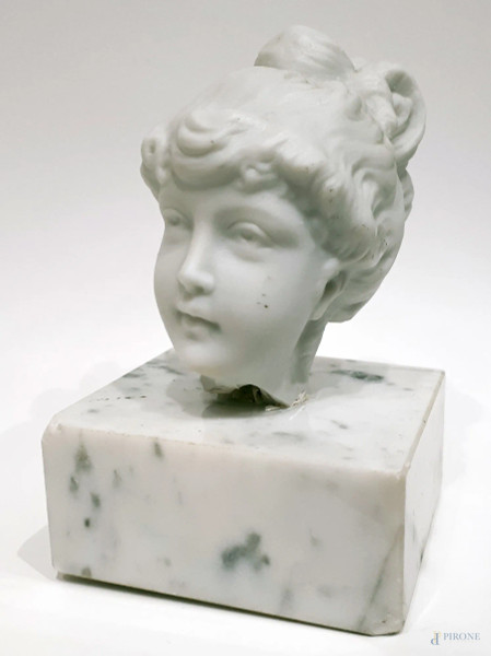 Testina dei fanciulla in bisquit montata su base in marmo di Carrara, altezza cm. 9.