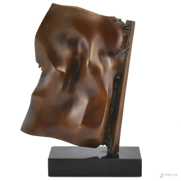 Vela, scultura in bronzo su base in marmo, es. 16/50, cm 27x26x8, firmata, (scalfiture alla base)