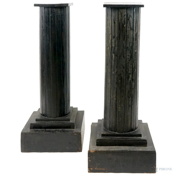 Coppia di colonne in legno ebanizzato, fusti scanalati poggianti su basi quadrate, cm h 100,5x39,5x39,5, XX secolo, (difetti)