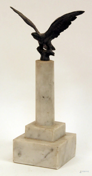 Aquila littoria, scultura in bronzo poggiante su base a colonna in marmo bianco, H complessiva 25,5 cm.