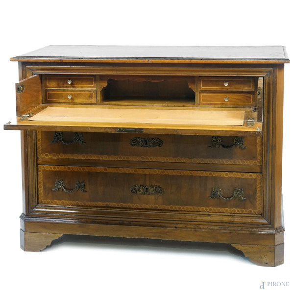 Cassettiera in noce a tre cassetti con decori intarsiati in varie essenze, inserti in metallo dor...