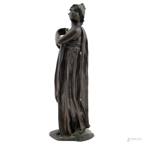 Vestale, XX secolo, scultura in bronzo, altezza cm 43, (segni di usura, mancanze)