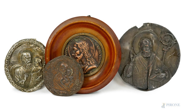 Quattro placche devozionali in rame e metallo, incise e sbalzate, misure max cm 16x15,5, XX secolo, (difetti).