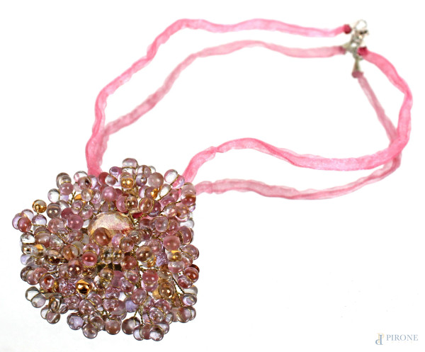 Collana con pendente a forma di fiore in vetro rosa