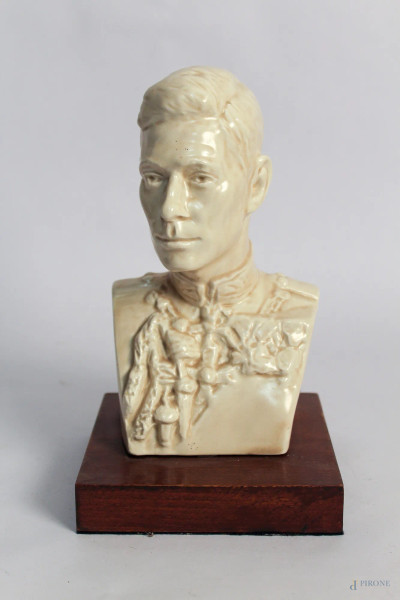 Giorgio VI, busto in maiolica chiara con base in legno, firmato Felix Weiss 1937, H 22 cm.