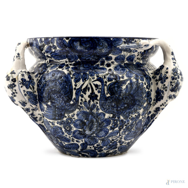 Cachepot in ceramica a fondo bianco con decorazione a volatili e motivi vegetali nei toni del blu. Prese a guisa di gru in rilievo, cm 27x40, (difetti, cadute di smalto stannifero, difetti di cottura)