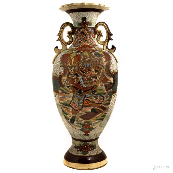 Vaso Satsuma in ceramica decorato con samurai. Giappone, XX secolo, altezza cm 61, (dfetti)