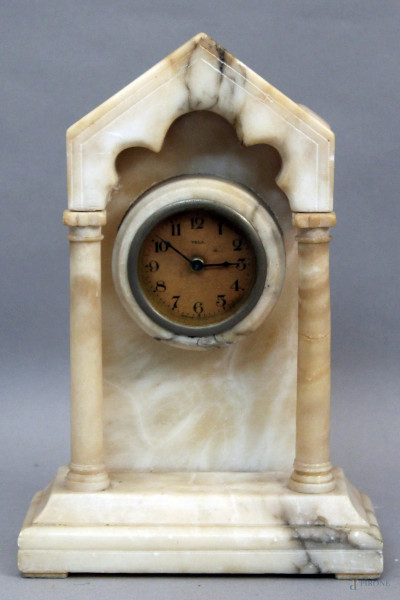 Orologio a tempietto in alabastro, h cm 23,5, primi&#39;900,(da revisionare).
