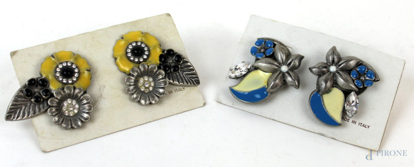 Due paia di orecchini in bigiotteria vintage, con dettagli floreali smaltati nei toni del giallo, dell'azzurro, del bianco e del nero, lunghezza max cm 5