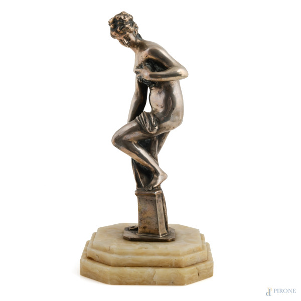 Venere al bagno, argento su base in alabastro, altezza cm 34, peso lordo gr. 3.750, (difetti)
