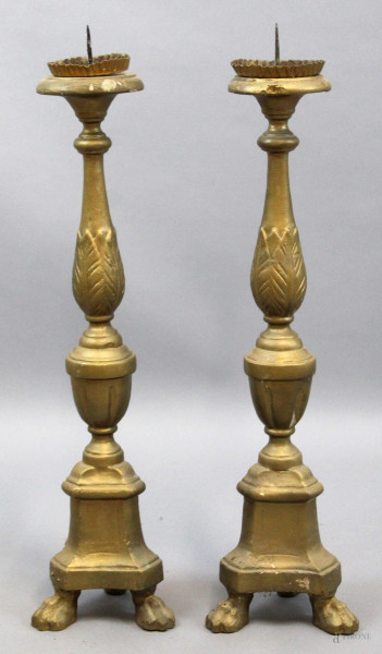 Coppia di portaceri in legno intagliato e dorato, piedi ferini, altezza cm 70, XIX secolo.