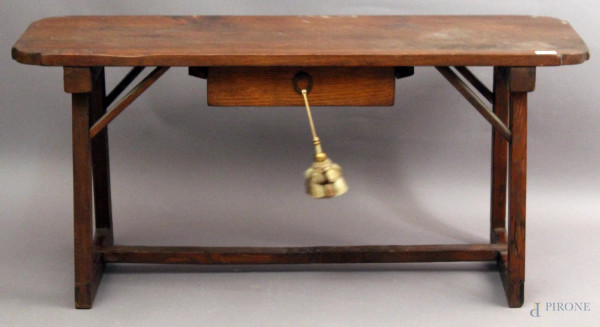 Basso tavolino in legno dolce ad un cassetto, primi 900,h.49x104 cm.