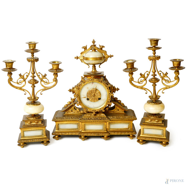 Trittico composto da un orologio e una coppia di candelabri a tre fuochi, bronzo dorato e alabastro, XIX secolo, misura max cm 38x32x11 (difetti e meccanismo da revisiorare)