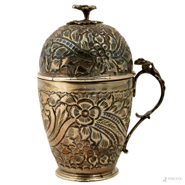 Tazza con coperchio in argento con decori floreali a sbalzo, presa a foggia di fiore, peso gr 290, altezza cm 15,5,