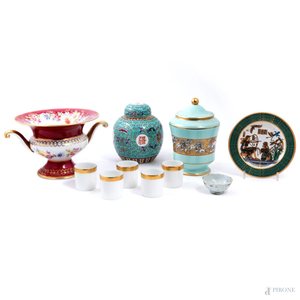 Lotto composto da due potiche, un vaso, un piatto, cinque tazzine, una ciotolina in porcellana di varie manifatture, XX secolo, altezza massima cm 18, (segni di usura, difetti, rotture, sbeccature, restauri)