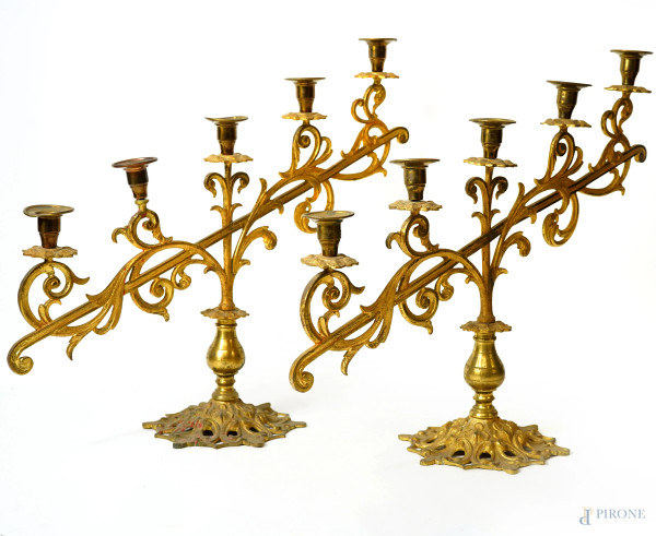 Coppia di candelabri a cinque luci in bronzo dorato lavorato a foggia di racemi, inizio XX secolo, misure massime cm 44,5x54x18, (difetti)