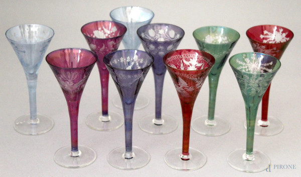 Lotto composto da dieci bicchierini in cristallo colorato e molato, altezza 13,5 cm.