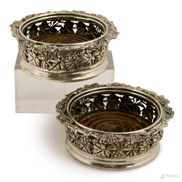 Coppia di portabottiglie in argento finemente  traforati e cesellati a tralci d'uva, cm 5,5x14,5; peso complessivo gr 560