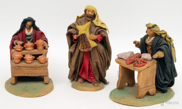 Lotto composto da tre personaggi da presepe in terracotta a soggetto di mestieri, H massima 17 cm.