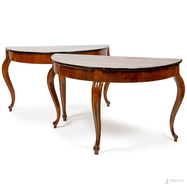Coppia di consolles in noce con tre gambe mosse, XX secolo, cm 72,5x114x62, (difetti)