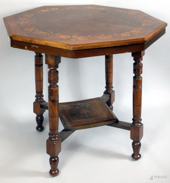 Tavolino di line ottagonale in noce con intarsi in bosso, poggiante su quattro gambe legate da crociata, altezza 70x74x71 cm.