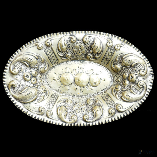 Centrotavola in argento sbalzato e cesellato, cavetto e tesa con decori vegetali e floreali, cm 48x30,5, peso gr. 875, (difetti)