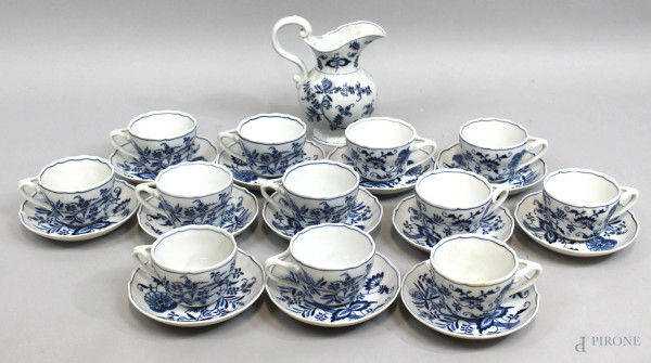 Servizio da tè in porcellana bianca e blu, composto da dodici tazzine, dodici piattini ed una lattiera, altezza max cm 20, marchio Blue Danube alla base, (lievi difetti).