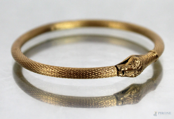 Bracciale rigido a forma di uroboro, in metallo dorato, inizi XX secolo.