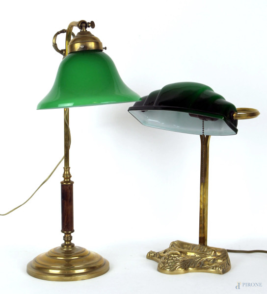 Lotto di due lampade ministeriali in ottone e vetro verde, altezza max cm 50, XX secolo