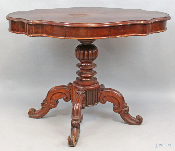 Tavolino da centro a biscotto in mogano, XIX secolo, fusto tornito poggiante su quattro piedi mossi, cm h 70x60x99, (difetti)