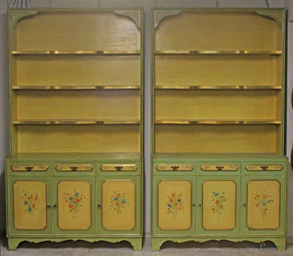 Coppia di librerie in legno laccato verde e giallo, a tre ripiani, tre cassetti e tre sportelli pannellati con decori a mazzetti di fiori, particolari dorati, misure cm h 247x137x41 cadauna