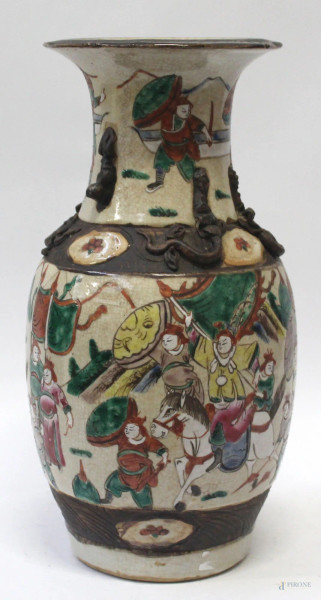 Vaso in maiolica policroma a tutto decoro scene di battaglia, arte orientale, primi 900, h.34 cm
