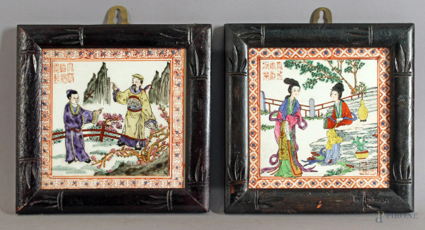 Coppia placche in porcellana dipinti raffigurante paesaggi con figure, cm. 15x15, Cina XX sec, entro cornici.