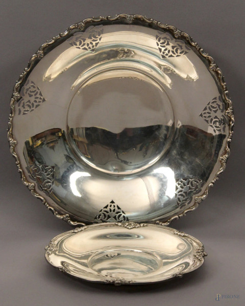 Lotto composto da due centrotavola di linea tonda in argento traforato e cesellato, diametro 32 cm e 21 cm, gr. 730.