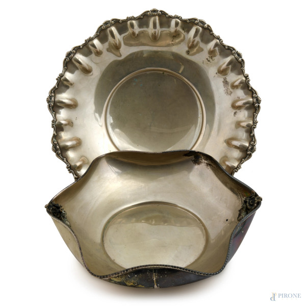 Lotto composto da due centrotavola in argento 800/000, misure massime diametro cm 27, peso complessivo gr 590