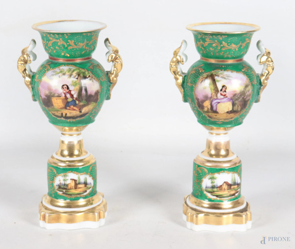 Coppia di vasetti in porcellana nei toni del verde e dell'oro decorati con scene cortesi, XX secolo, altezza massima cm 22,5, (segni di usura, difetti)