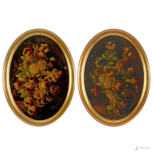 Coppia  di nature morte di fiori, olio su tela applicata su tavola ovale,  XX secolo, cm 67x47 entro cornice, (difetti)