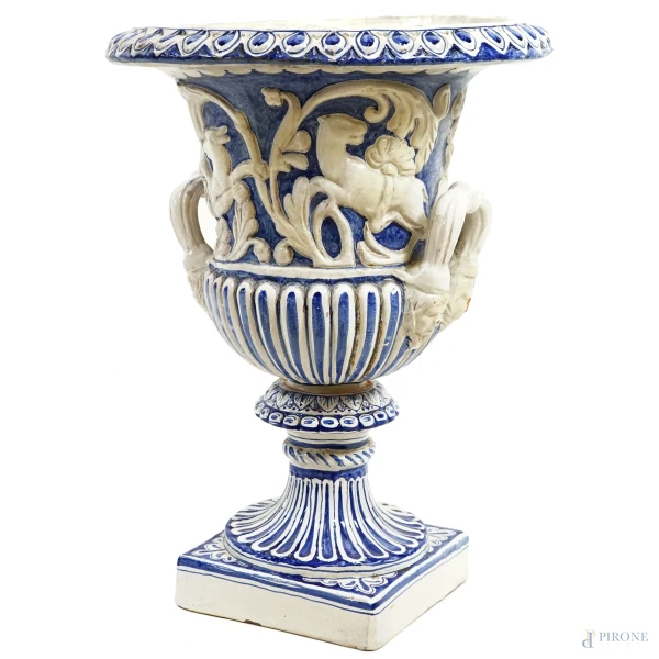 Grande vaso in terracotta smaltata nei toni del blu e del bianco, decorato con cavalli, grifoni e motivi geometrici, primo XX secolo, altezza cm 61,5 (difetti)