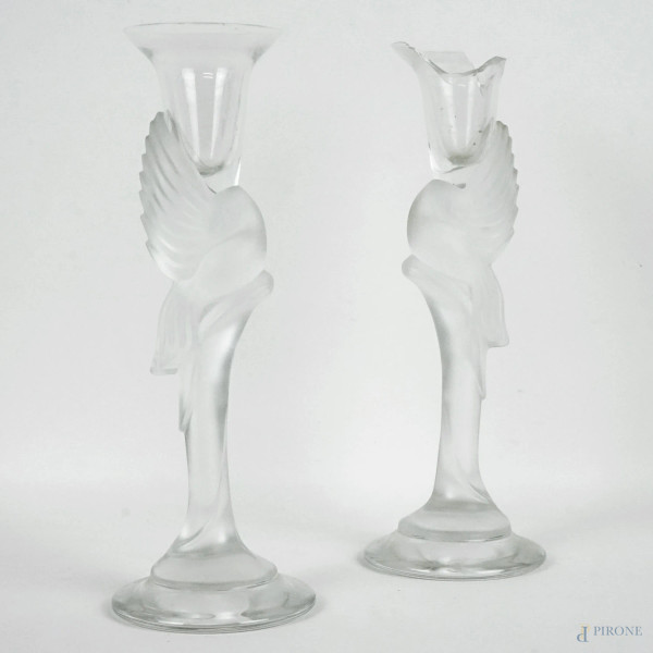 Coppia di candelieri in cristallo Fabergè, fusti satinati a forma di colombe, cm h 22,5, seconda metà XX secolo, (di cui uno rotto)