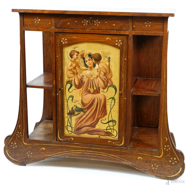 Mobile in stile Liberty in legno impiallacciato con decori floreali incisi e sportello centrale dipinto raffigurante una figura femminile con due putti su fondo oro, XX secolo, cm 106x120x44.5 (difetti)