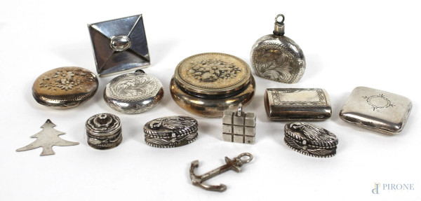 Lotto di vari oggetti in argento, forme e misure differenti, peso gr.220