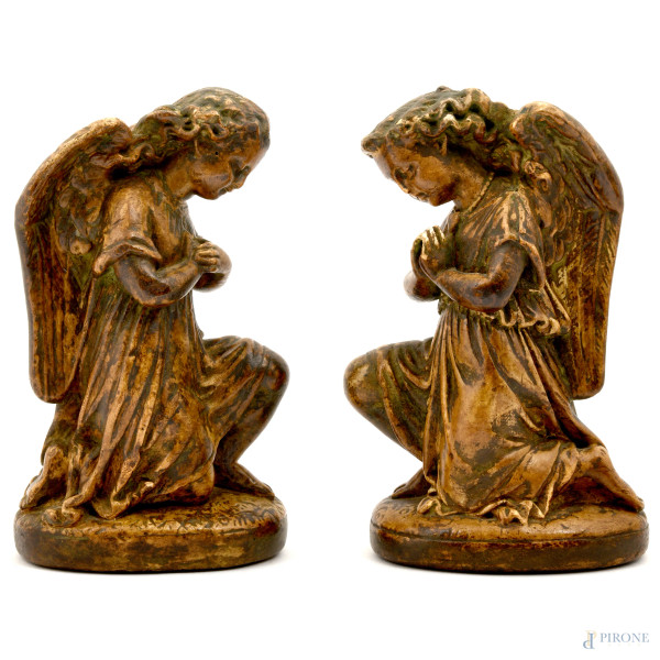 Coppia di angeli in terracotta smaltata, XIX secolo, cm 18x10x6, (difetti).